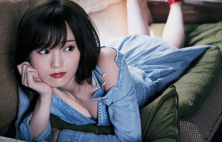 山本彩 おっぱいの始まりがチラリ…谷間を強調する最新グラビアエロ画像50枚!