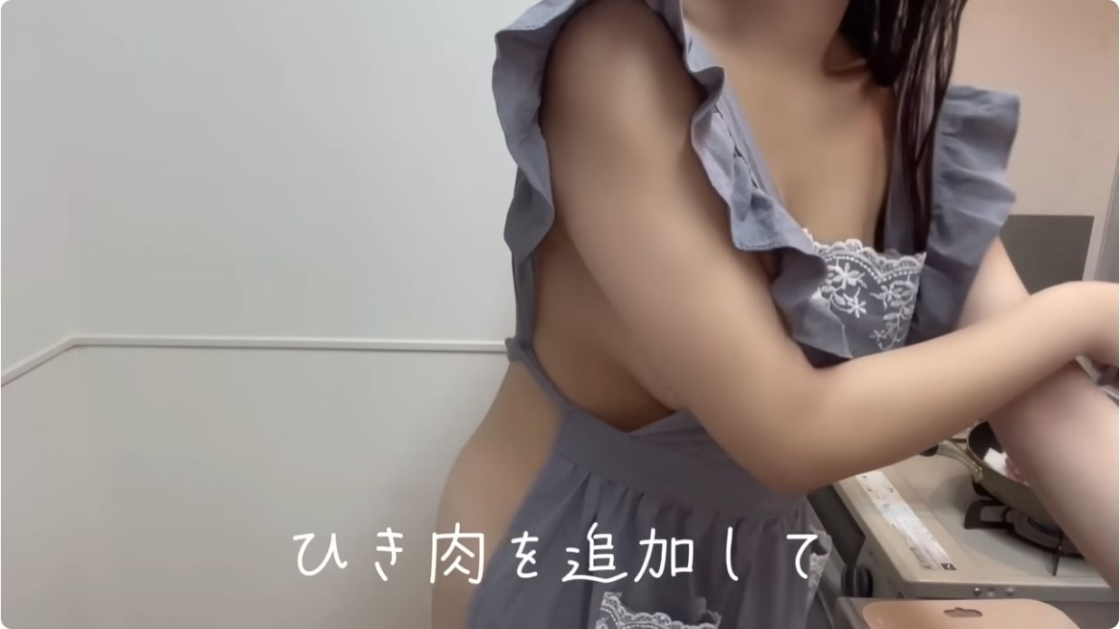 裸エプロンの横乳が料理よりも美味しそうに見える