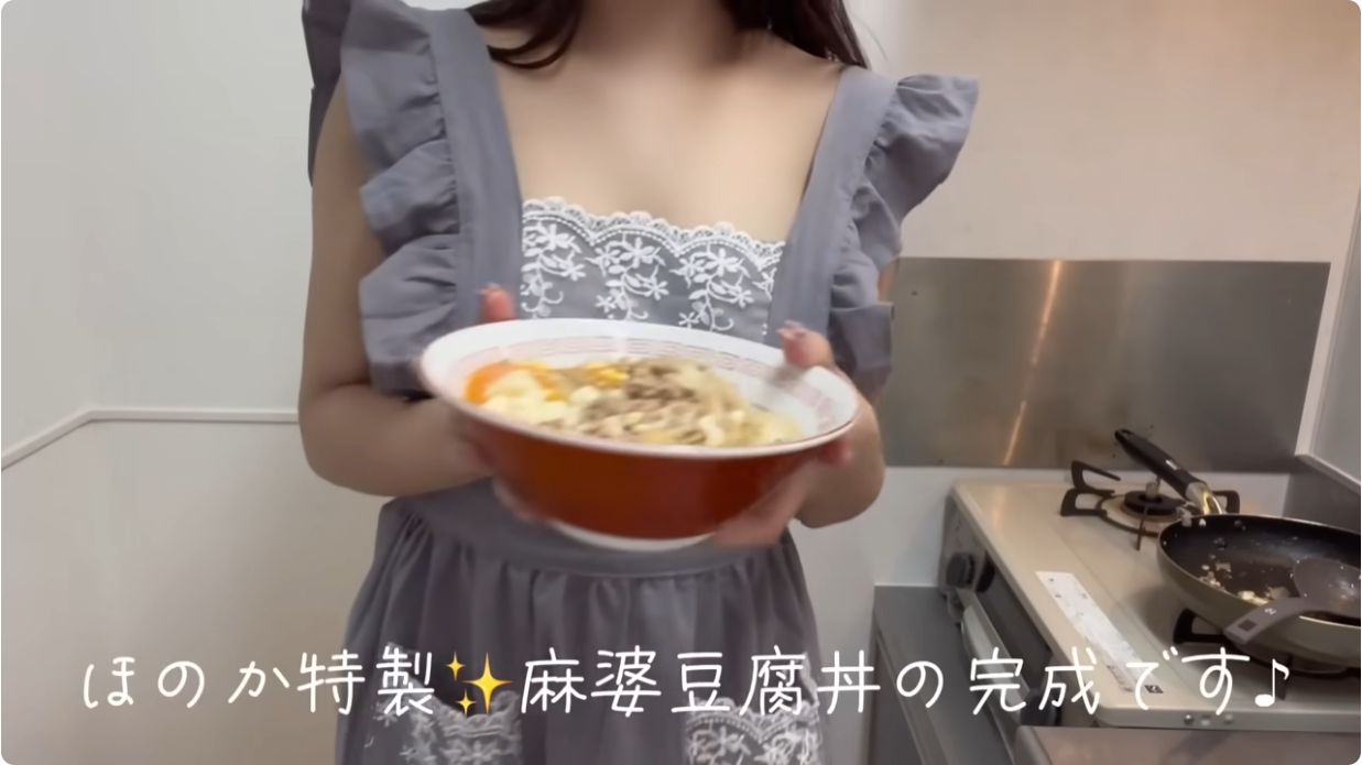 裸エプロンの横乳が料理よりも美味しそうに見える