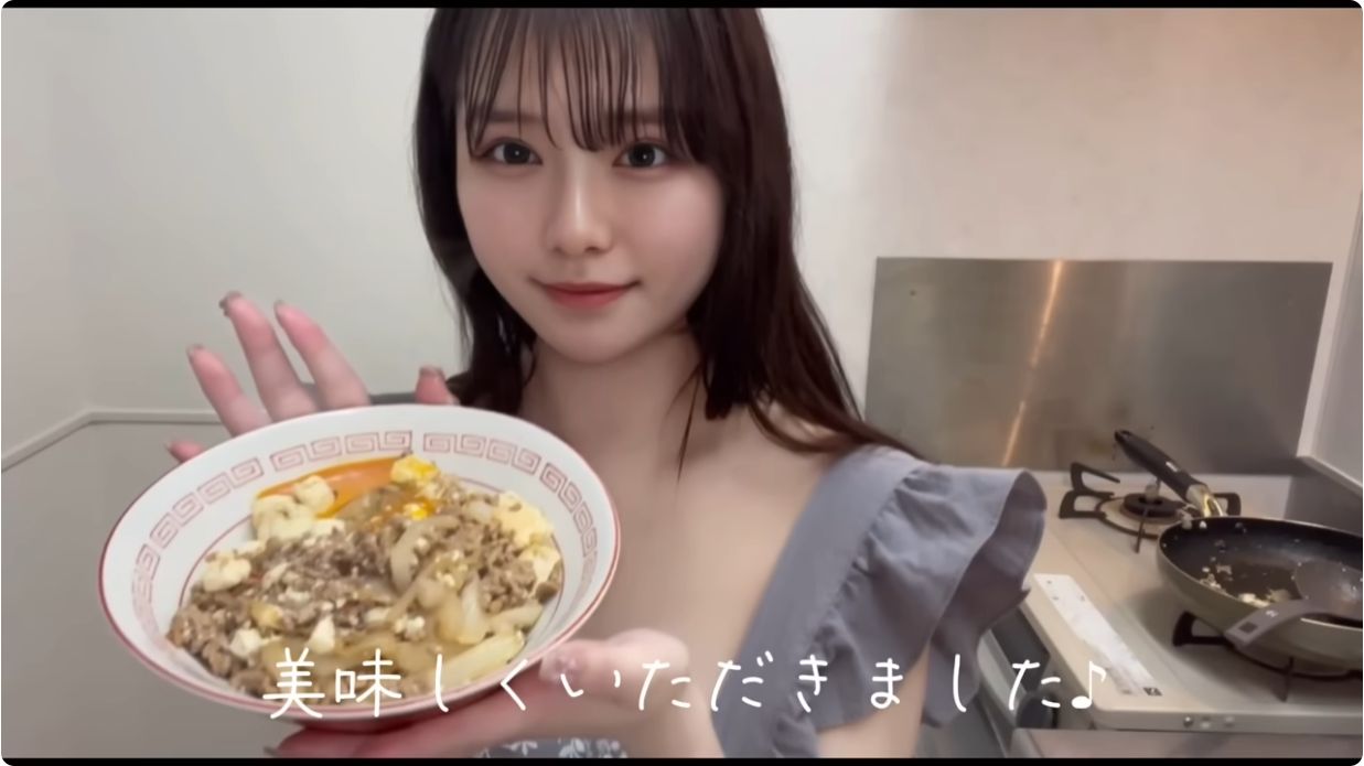 裸エプロンの横乳が料理よりも美味しそうに見える