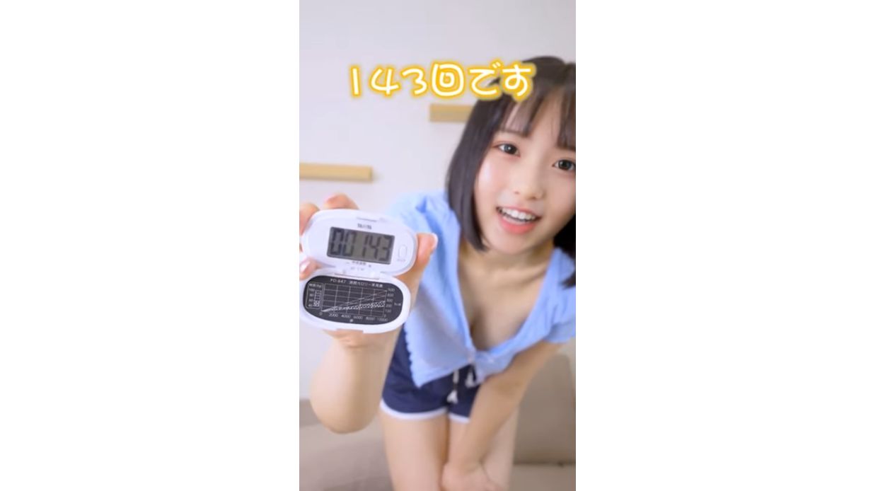 ノーブラ女子が万歩計チャレンジで下乳ポロリ