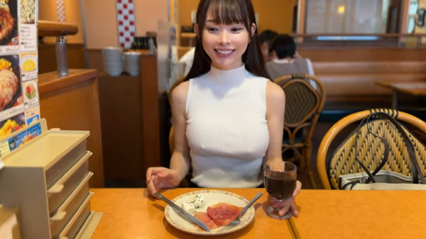 美女のノーブラおでかけ