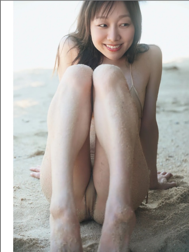 須田亜香里のお尻丸出しセミヌードエロ画像