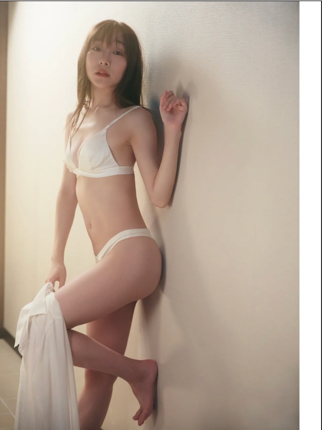 須田亜香里のお尻丸出しセミヌードエロ画像