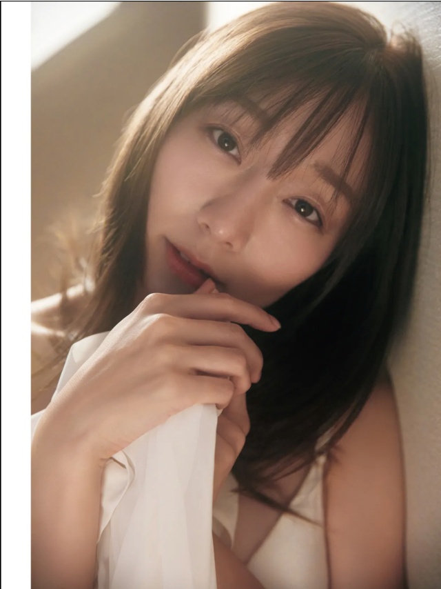 須田亜香里のお尻丸出しセミヌードエロ画像