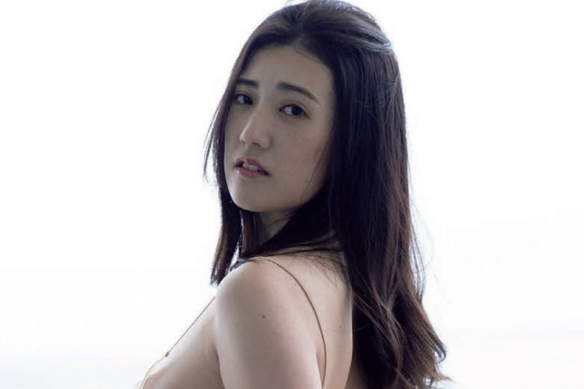 人気グラドル草野綾の乳首解禁ヌードエロ画像
