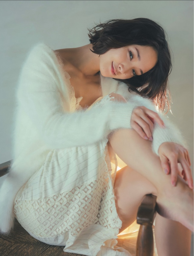剛力彩芽のセクシーな最新グラビアエロ画像