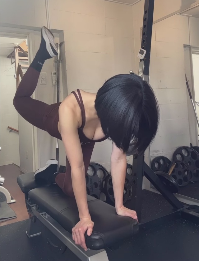 時東ぁみのマ○コの形がモロ見えなエロ画像