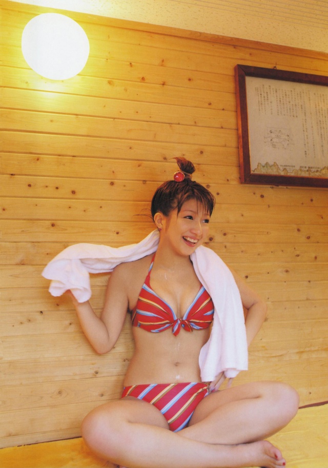 辻希美の乳首ポロリしちゃったエロ画像