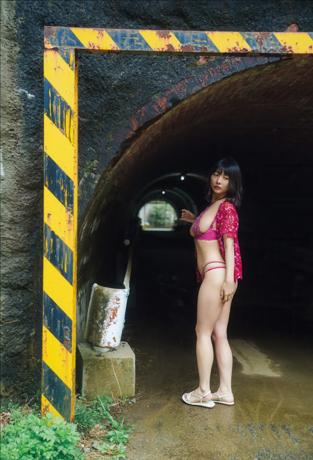 市原薫の巨乳セミヌード