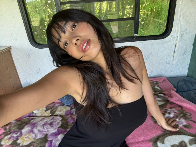 まゆりの過激セミヌード