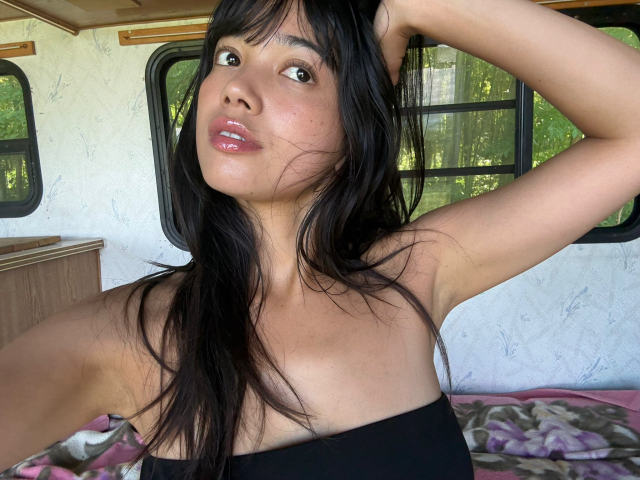 まゆりの過激セミヌード