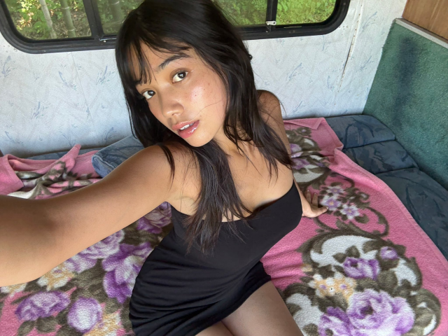 まゆりの過激セミヌード