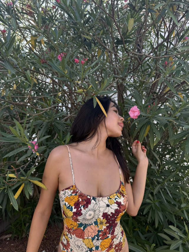 まゆりの過激セミヌード