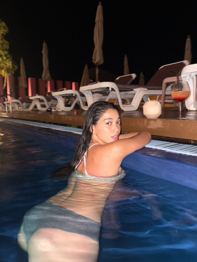 まゆりの過激セミヌード