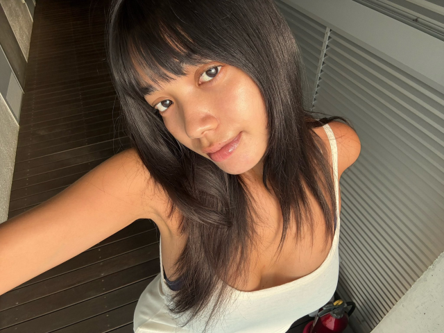 まゆりの過激セミヌード