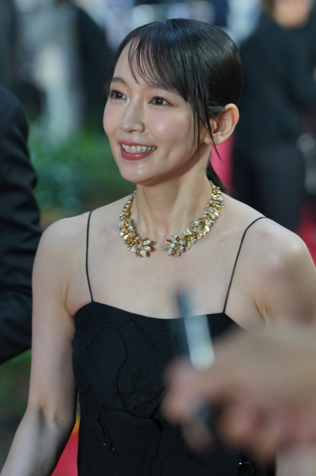 吉岡里帆のエロ美しい胸チラ