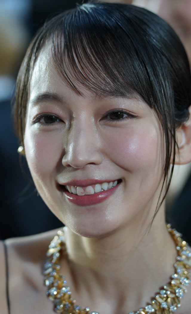 吉岡里帆のエロ美しい胸チラ