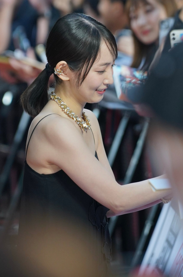 吉岡里帆のエロ美しい胸チラ