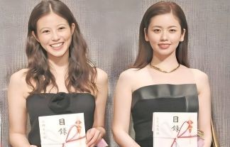 今田美桜と小芝風花、旬な女優がおっぱいとお尻を強調ｗｗこの黒ドレス姿、ちょっとエロ過ぎるぞ・・