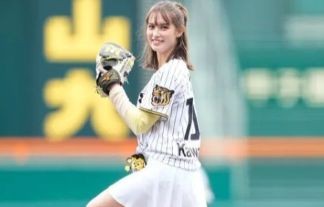 トラウデン直美、ミニスカユニフォームで始球式に登場！！生足を披露した姿がエロい・・