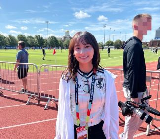 元日向坂46・影山優佳、WC杯でタイト過ぎるユニフォームがエロい！！おっぱい強調で選手を誘惑・・⁈ｗｗ