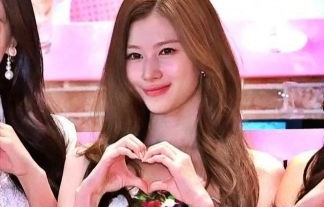 TWICE・サナ、パンツを露出した大胆ファッションwwマンスジまで披露でエロ過ぎるww