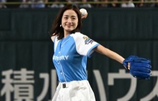 【動画】上戸彩、人妻おっぱいをブルンブルンｗｗ始球式なのにエロ過ぎだろ！！