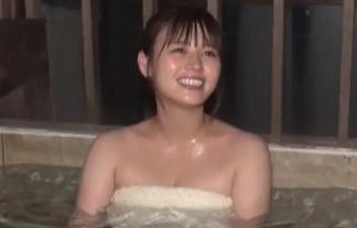 【放送事故】温泉をレポート中の女子アナさん、マンコまで映されてしまう・・