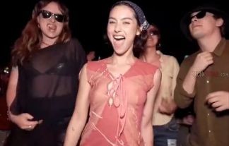 超美人歌手YouTuberさん、ライブでビーチクがモロ見えｗｗ熱狂したファンｍさらに大興奮！！