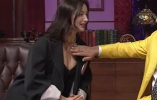 【悲報】 エリマリ姉妹、おっさんにパイオツを触れてしまう・・