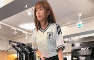 中川安奈アナ、サッカーユニフォーム姿が可愛すぎる！さらにパン線披露で全身ヌキどころしかないｗｗ