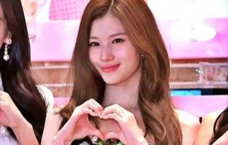【悲報】TWICE・サナ、パンツ丸見えのとんでもハプニングｗｗマンスジまで披露し、会場が騒然に！！