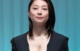 【朗報】小池栄子の巨乳はいまだ健在！！ドレスで見せた谷間がエチエチ過ぎたぞｗｗ