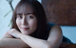 女優・比嘉愛未、40代突入でスケベ開放ｗｗ雑誌グラビアでまさかの谷間を見せつける！！