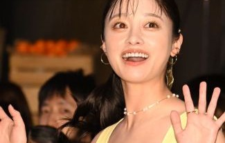 橋本環奈さん、エチエチなドレスで谷間をガッツリ披露！！自慢の巨乳を晒しまくるｗｗ