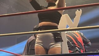 【画像】プルンプルン乳揺れのラウンドガール女子大生のデカ尻が丸出し！